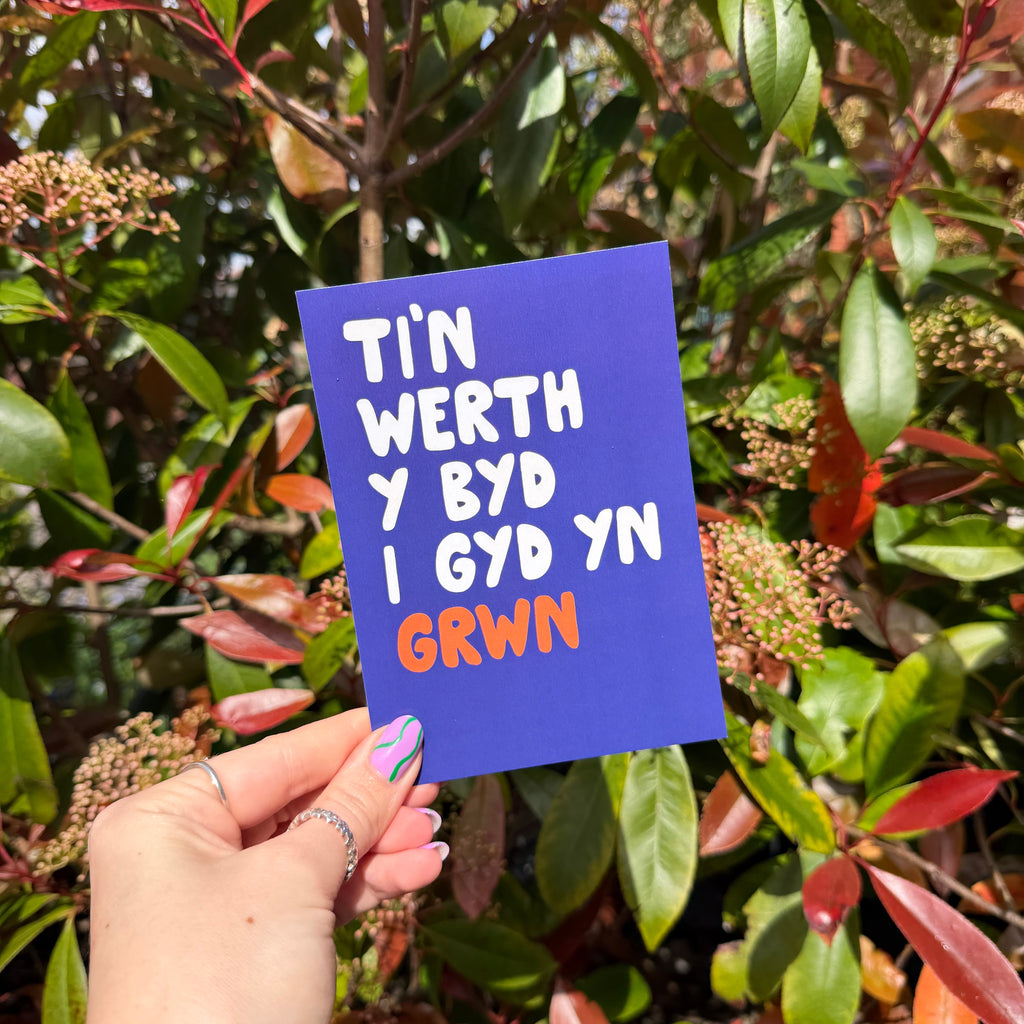 Ti'n Weth y Byd i Gyd yn Grwn - A6 Postcard - Welsh